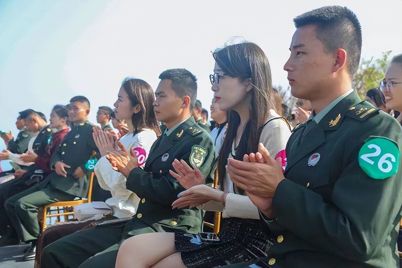 21岁战士救火毁容，女白领不顾反对嫁他，结婚时市长和首长都来了