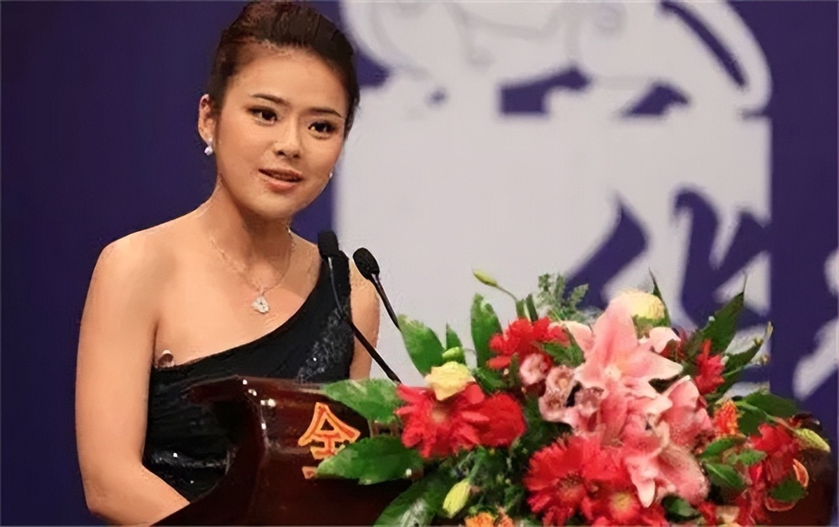 原东方卫视主持人陈辰，低调嫁歌唱家余笛，今被丈夫宠成少女