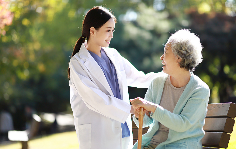 老年人常常下肢无力？可能是这5个原因导致的，医生教您如何应对