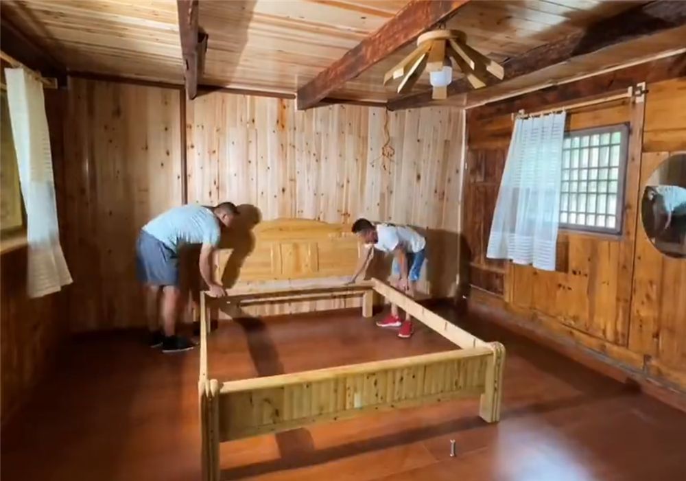 他用1个月时间，将乡下废旧木屋，变成舒适小家，住后不想回城里
