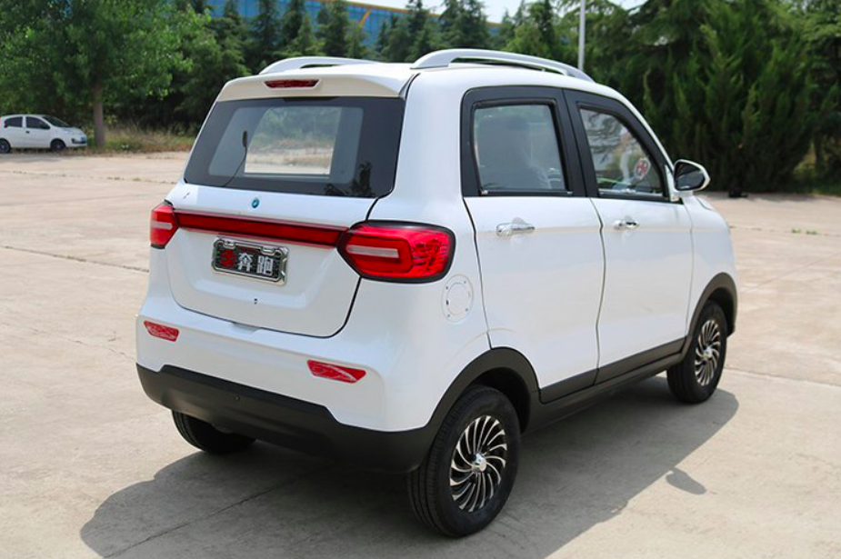 1万起,最高续航260公里,这2款四轮电动车很适合老年人用