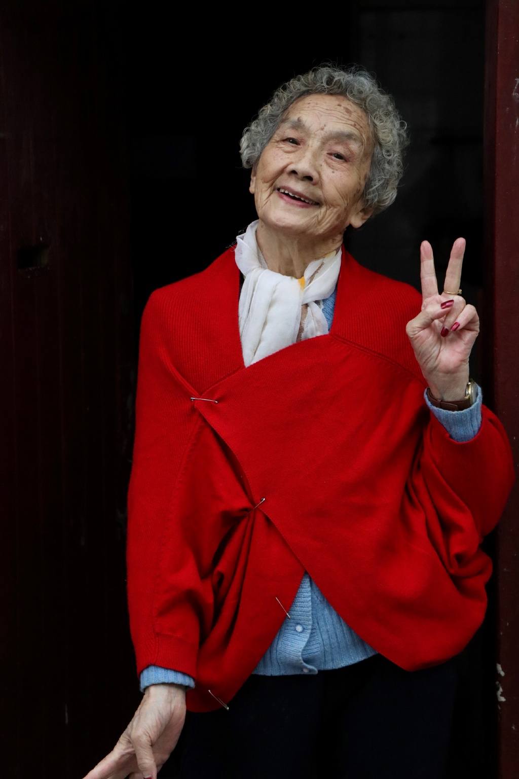 時髦的女人，從不在乎年齡！這位90歲的奶奶成了「穿搭偶像」