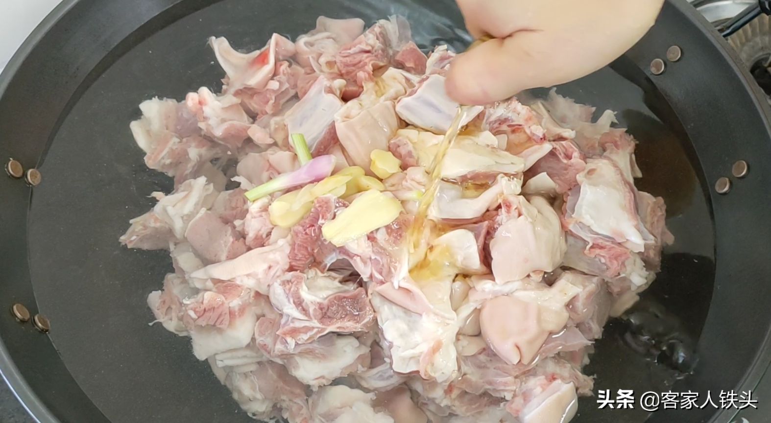 广式羊肉煲正宗做法，掌握好关键一步，皮爽肉香味美，越吃越过瘾