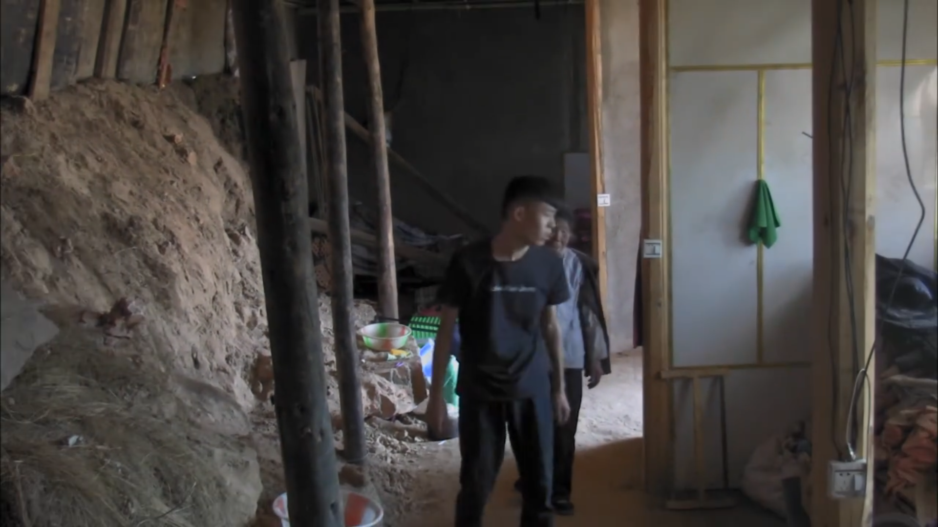 山东16岁富二代：逼姥爷下跪磕头，和母亲绝交，如今逆袭成为歌手