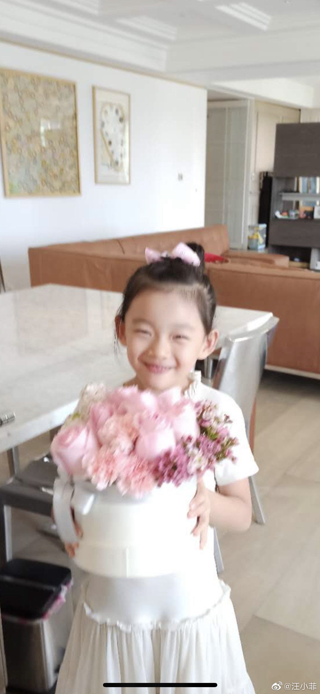 大S再婚后子女近况曝光，S妈代汪小菲教孩子骑车，婆孙合影很温馨