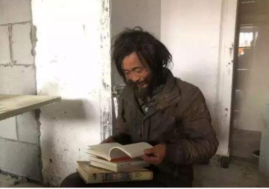 人大毕业的“高考状元”，如今流浪街头引围观，曾在上海创业