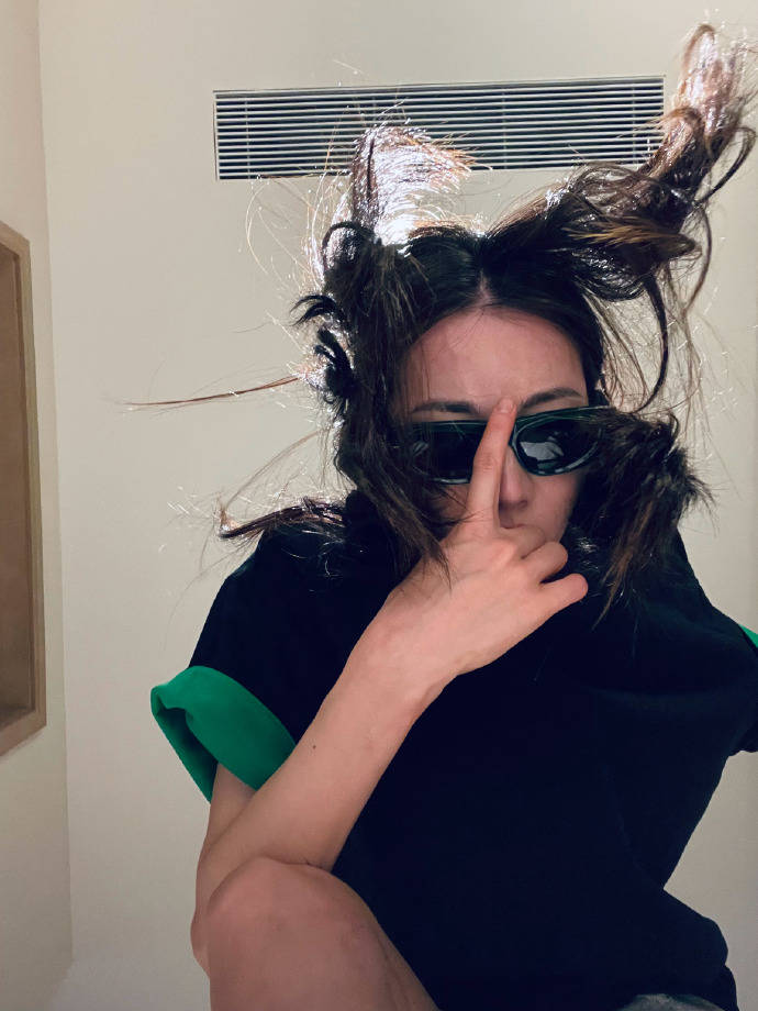 迪丽热巴晒戴墨镜自拍酷飒十足 发丝飞扬红唇抢镜