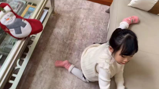 伊能静晒一家三口迎接圣诞，小米粒开心歌唱，正脸曝光像爸爸秦昊