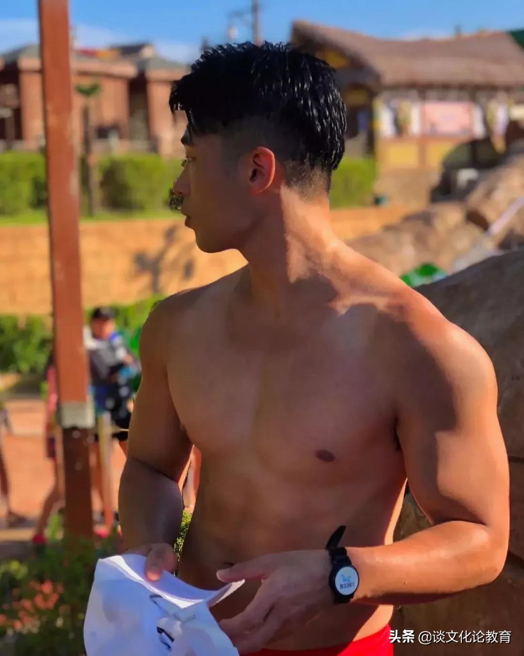 域外/韩国肌肉小哥演绎“在水一方”，侧颜太帅