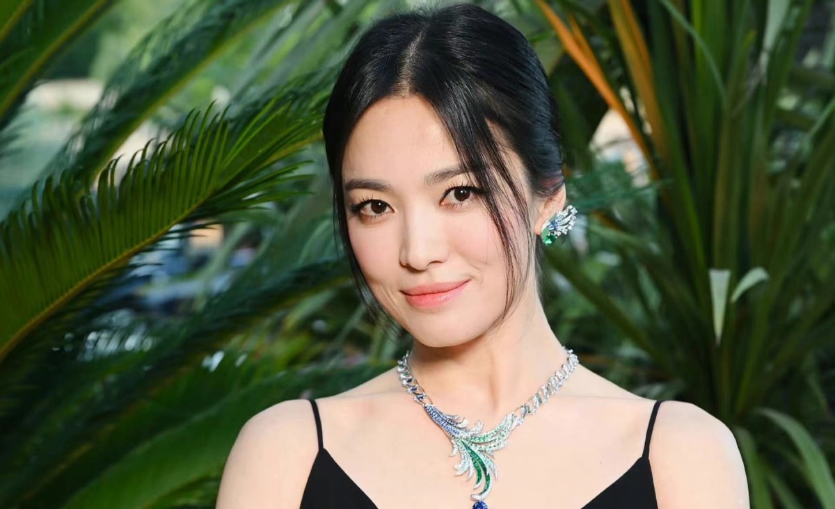 宋慧乔老得太快！高调参加晚宴脸却垮了，穿黑色礼服亮相却不敢认