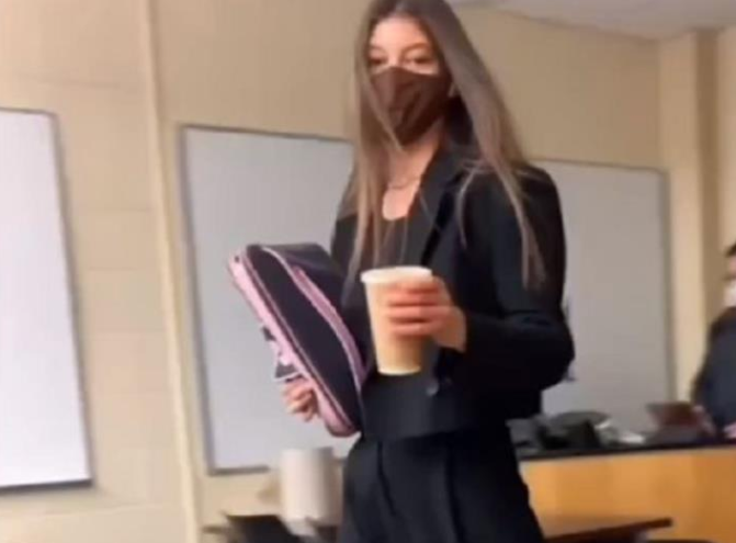 高校生每天上课精心打扮，被同学拍下后走红，大家说她“太心机”