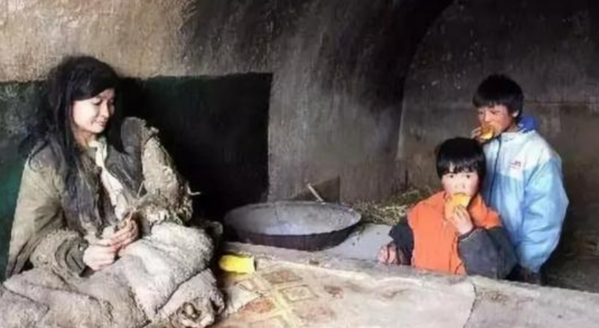 女大学生被卖山村老汉，关猪圈17年，亲爹找来为啥却给老汉一沓钱