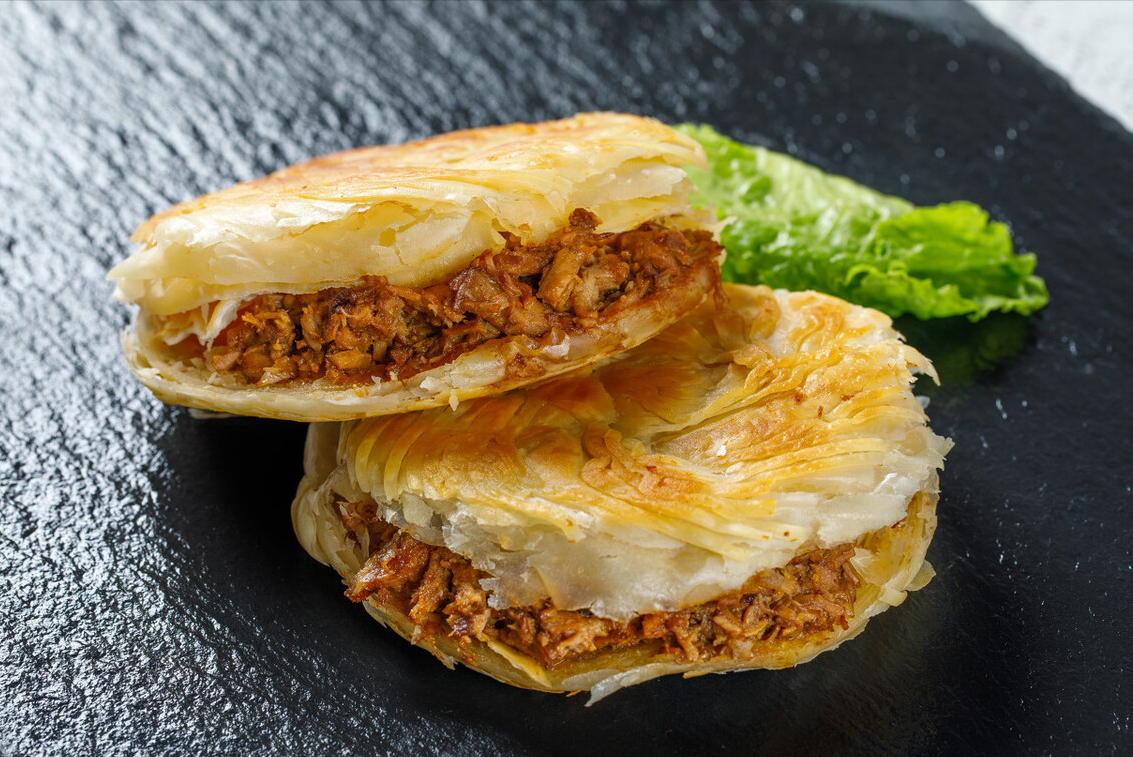 将肉馅完全包于面饼之中是最为寻常的一种肉饼,而像驴肉火烧,肉夹馍