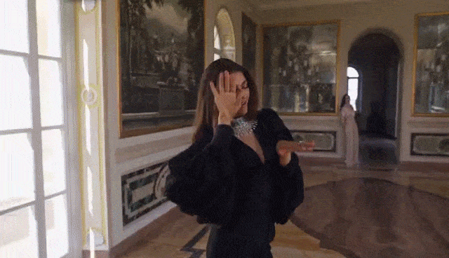 爱她公主般美丽的外貌，更爱她女王般强大的内核