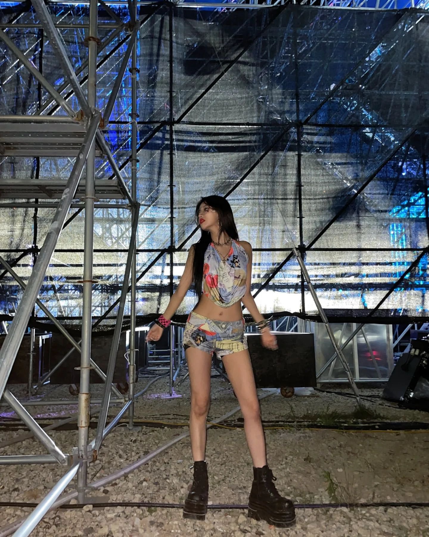 (G)I-DLE田小娟，酷酷的舞台时尚，纤细腰身和流畅背线吸睛