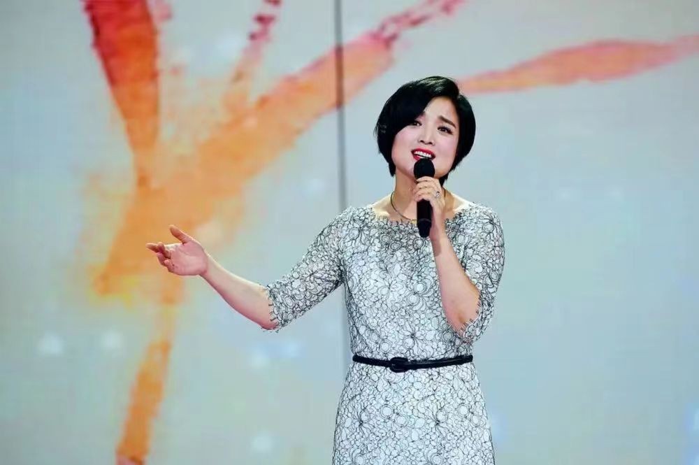 白雪：中年离异，二婚嫁小八岁的丈夫，如今爱情事业双丰收