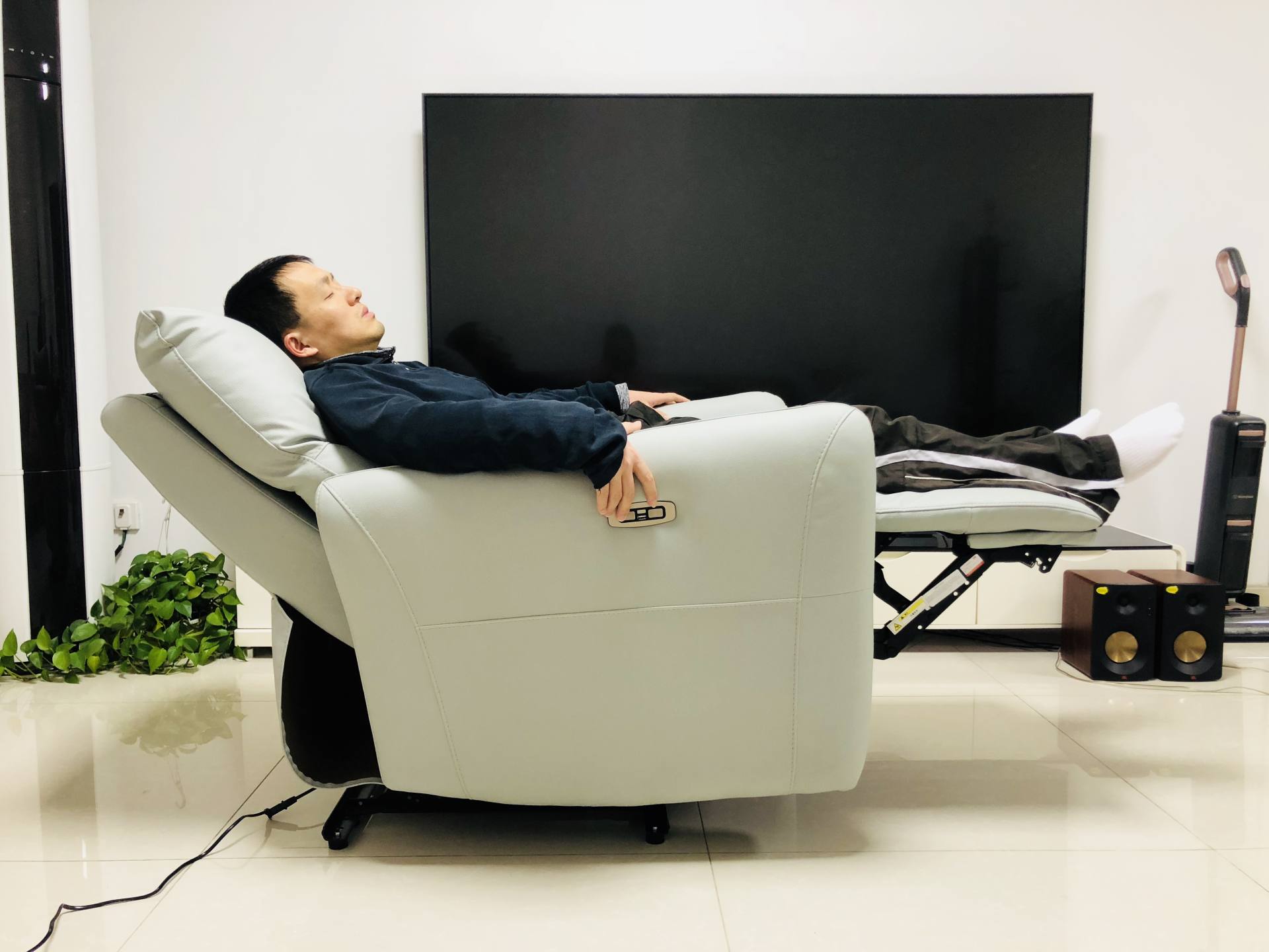 居家好物分享，比床還舒服的8H COZY智能按摩沙發