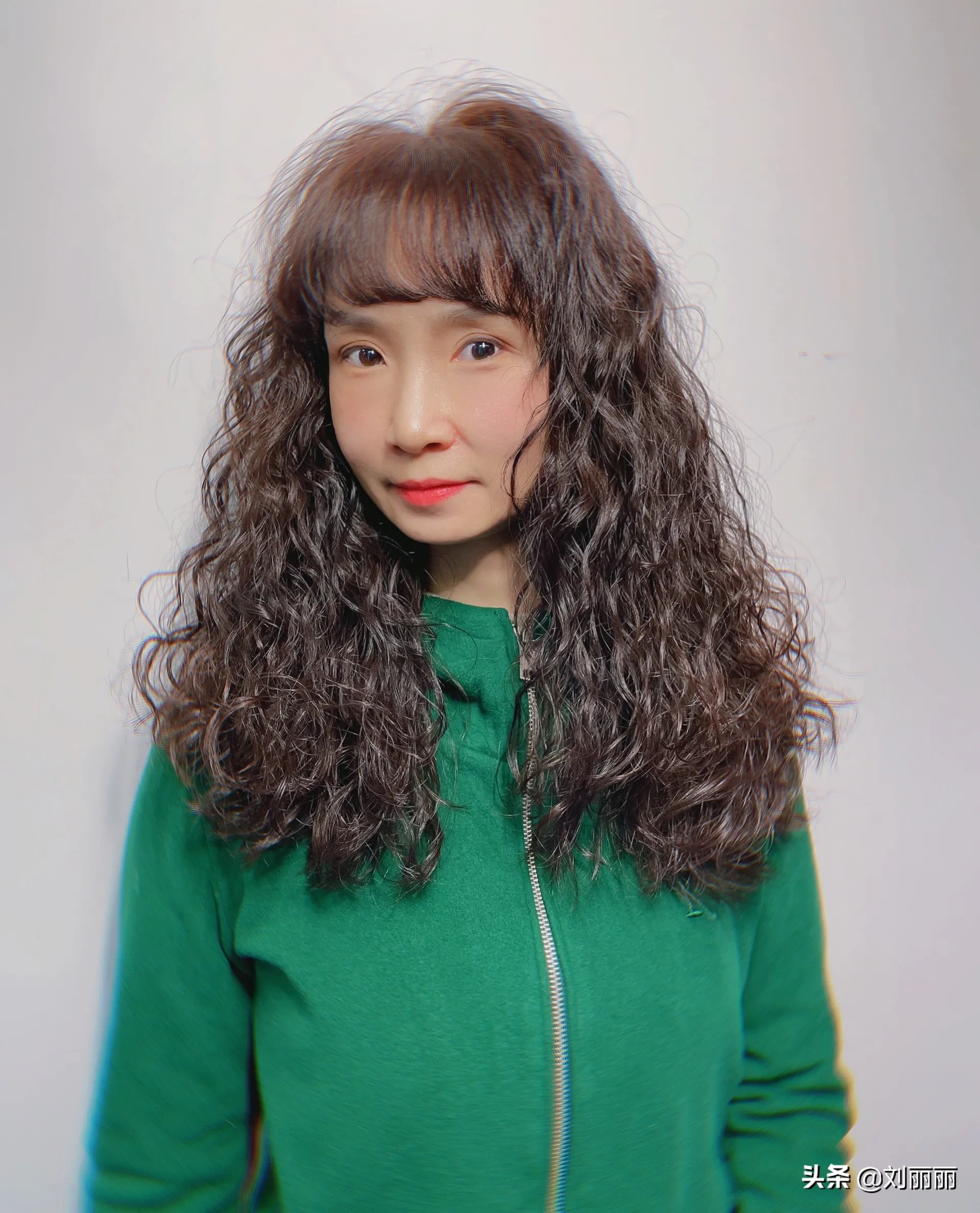 螺旋卷烫发图片中长发(当下最火的发型有哪些) - 赤虎壹号