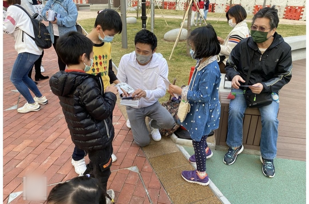 霍启刚带郭晶晶和儿子街头拉选票，亲弟弟一同现身帮宣传尽心尽力