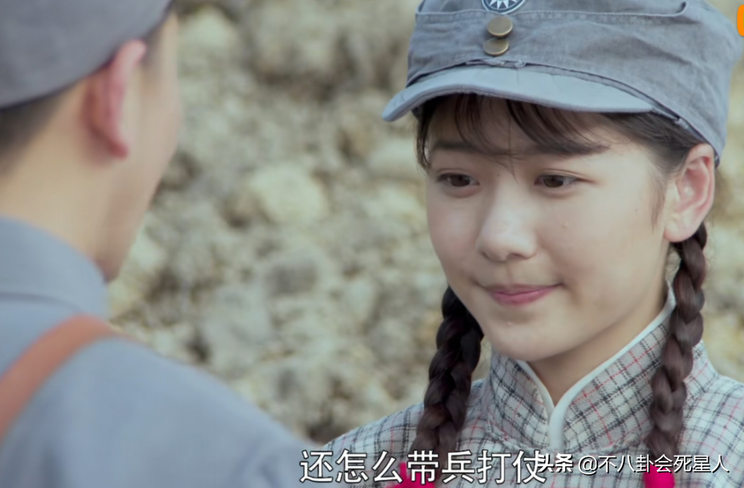 抗日剧变矫情？涂发胶抹口红，白面烧饼还嫌弃，对得起以前战士吗