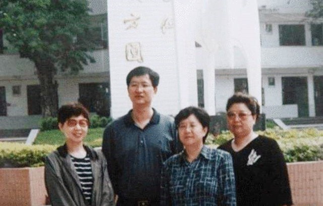 杨俊生：爸爸是上将，她却为了17辆车，甘愿把自己喝倒