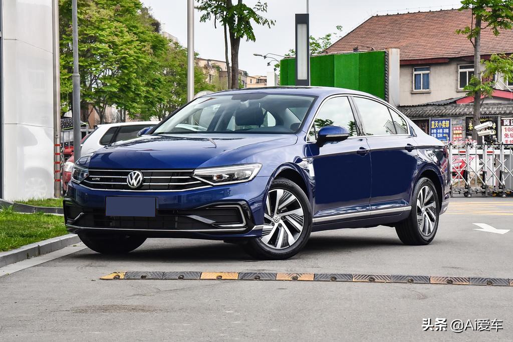 自动挡低油耗1.8L，合资中型家轿标杆，高性价比，大众迈腾新能源