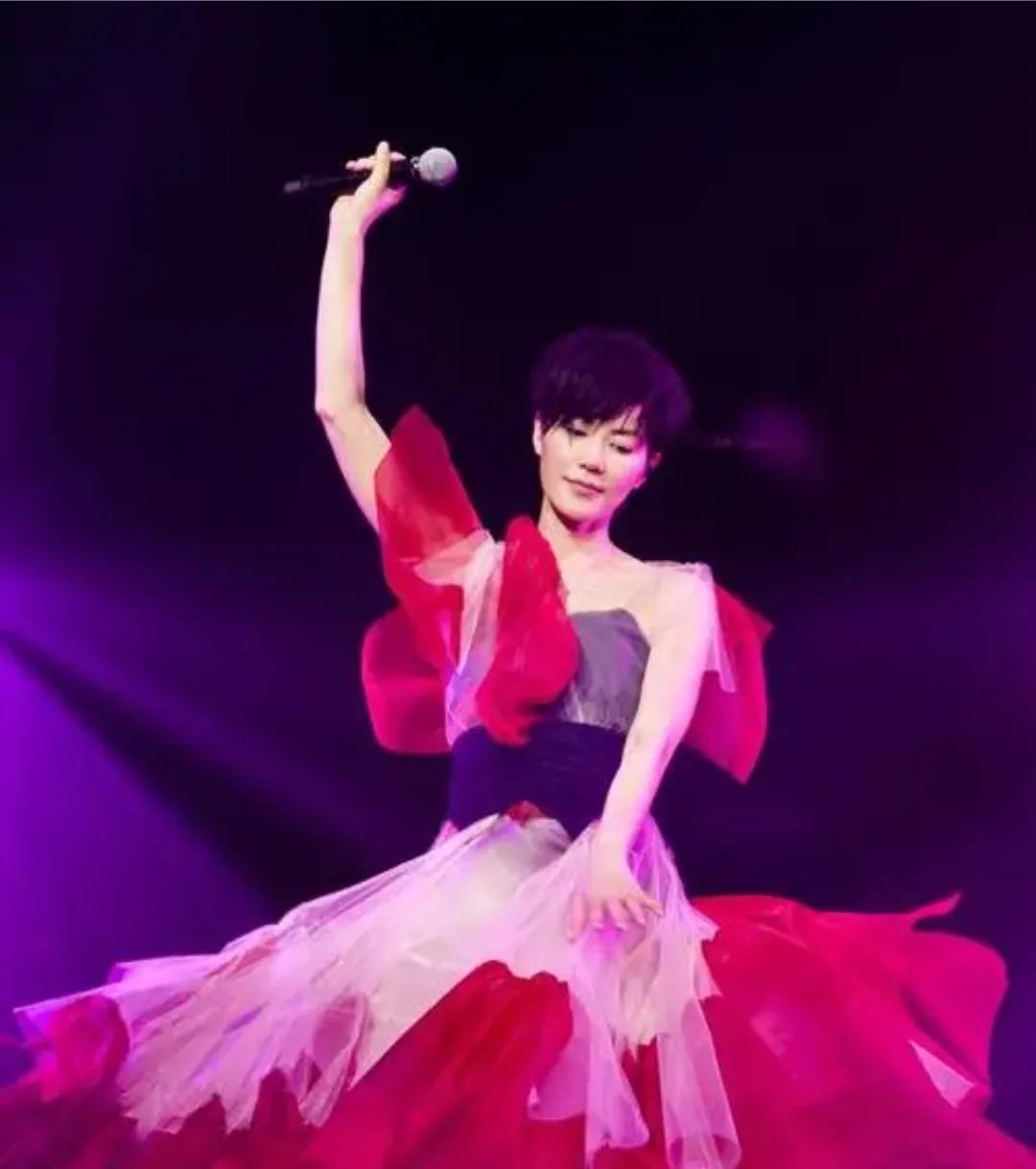 细数天后王菲昔日演唱会中的十大经典造型(图)