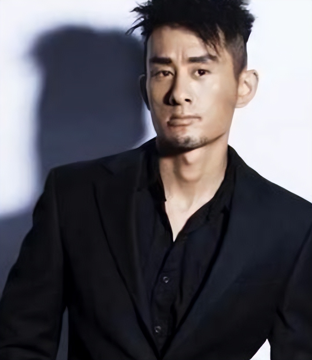 “自带悲剧脸”的8位男星，五官凑在一起，演什么都很丧，怎么救