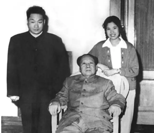 毛岸青找对象，毛泽东警告“别说是我儿子”，结婚时送来两份大礼