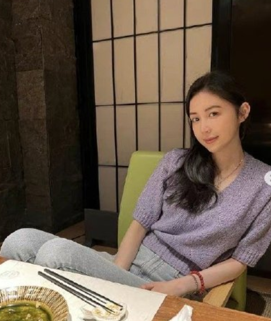 潘玮柏娇妻疑似怀孕，被指小腹隆起有纹路，宅家自拍傲人身材抢镜