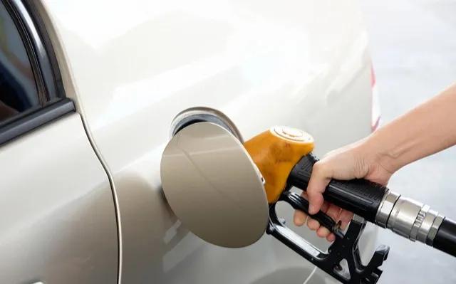 汽油即将突破9元，私人加油站油便宜能加吗？加这种油有什么影响