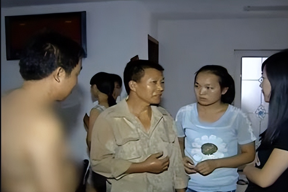 2017年，女孩金榜题名后，偷偷与富豪生父相认，穷养父：早干嘛了