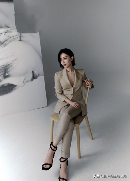 有气质的女人，夏天再热也不会穿拖鞋！瞧陈数、董卿这样穿有多美