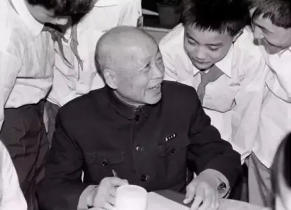 2003年，著名数学家苏步青在上海逝世，身上装着一张日本女士照片