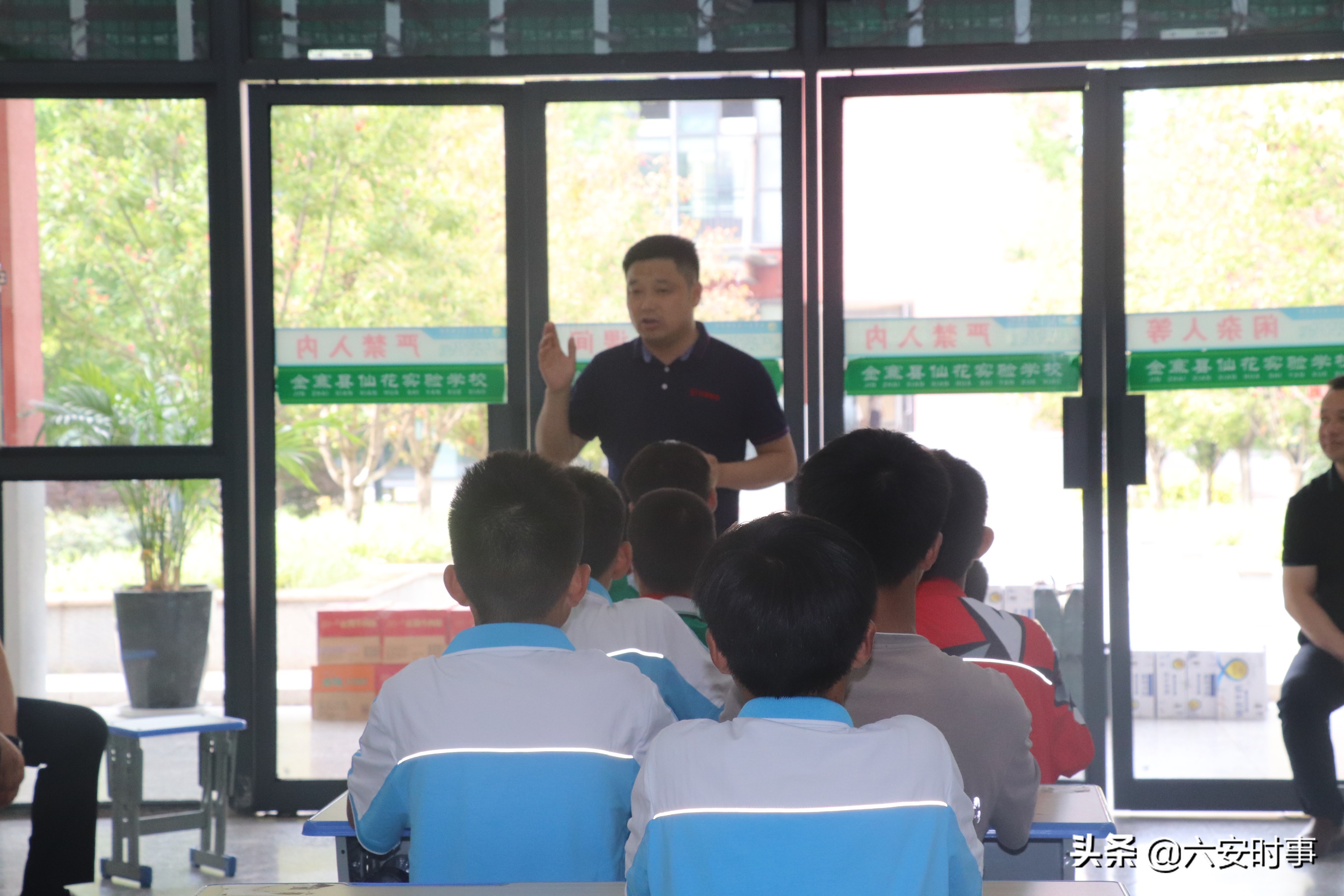 情系特困学生，关爱青年教师——金寨县教育局关工委深入仙花实验学校开展关爱活动