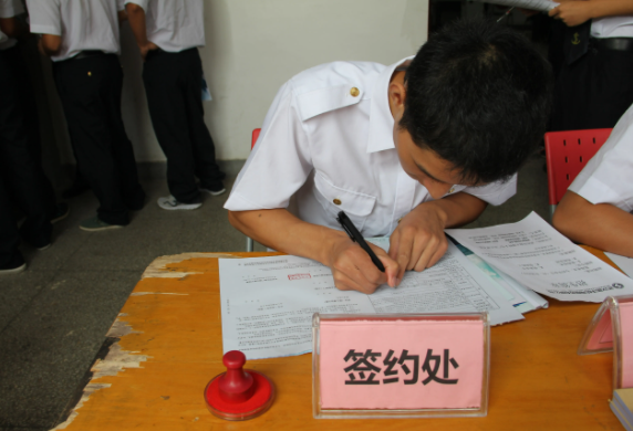 刚毕业就超龄了？应届生因超24岁被国企解约，大学生：太畸形了