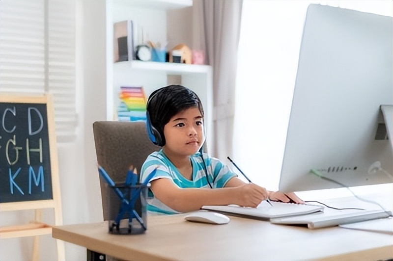 易烊千玺考编，小镇做题家却被嘲讽，这才是中国教育的悲哀