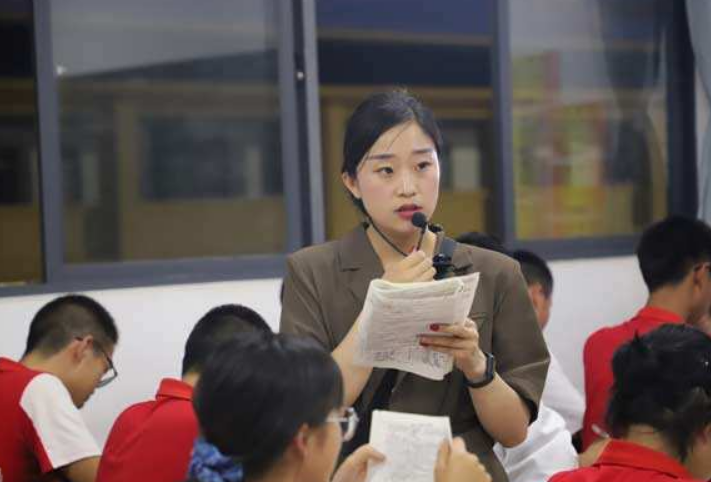 校长拿绩效工资的150%，副校长拿140%，老师的绩效工资咋分配？