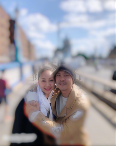 56岁张卫健携爱妻吃路边摊！二人纯素颜打扮低调，桌上仅几碟小菜