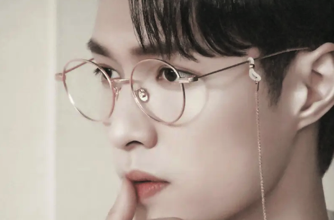 同样是“眼镜造型”，把肖战王一博和吴启华放一起，差距就出来了