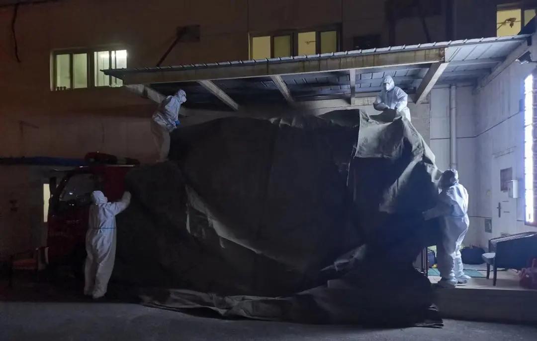 为了人民群众的平安幸福，“火焰蓝”化身“战疫白”