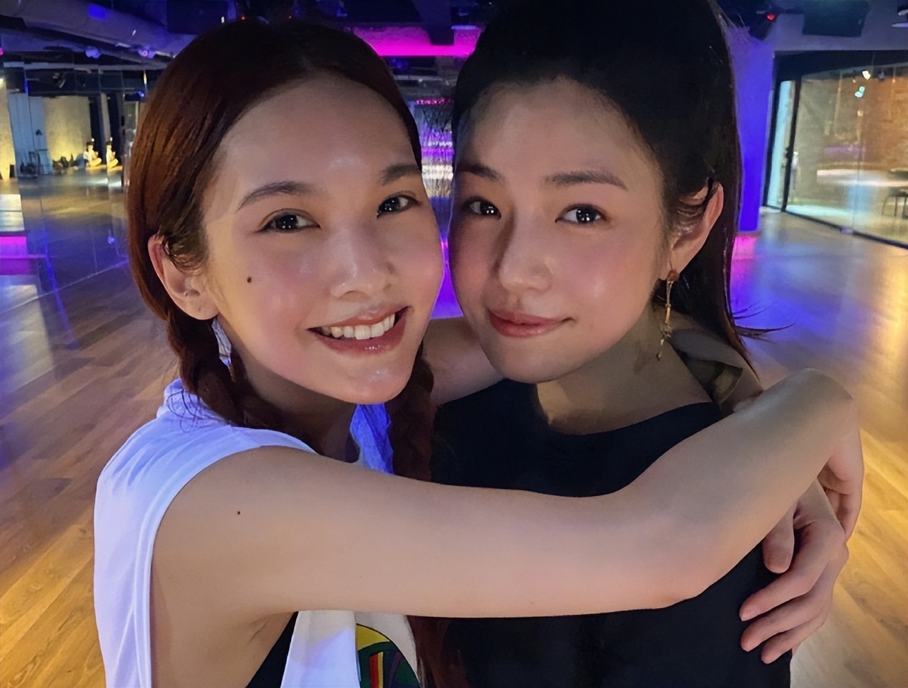 杨丞琳为陈妍希庆39岁生日，打趣潘玮柏是电灯泡，三人友谊惹人羡