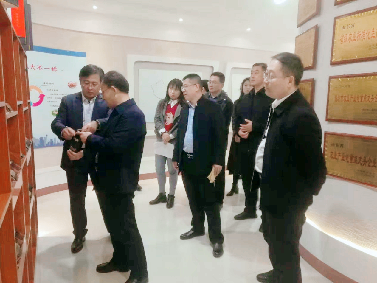 潍坊市委统战部副部长郝信富一行莅临皇尊庄园调研指导
