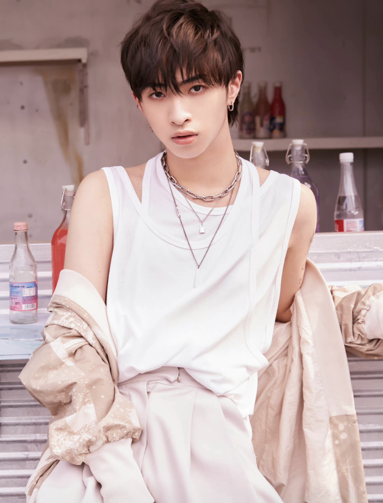 伊能静儿子穿低领吊带秀身材,被辣妹亲吻不避嫌,抽烟后眼神撩人