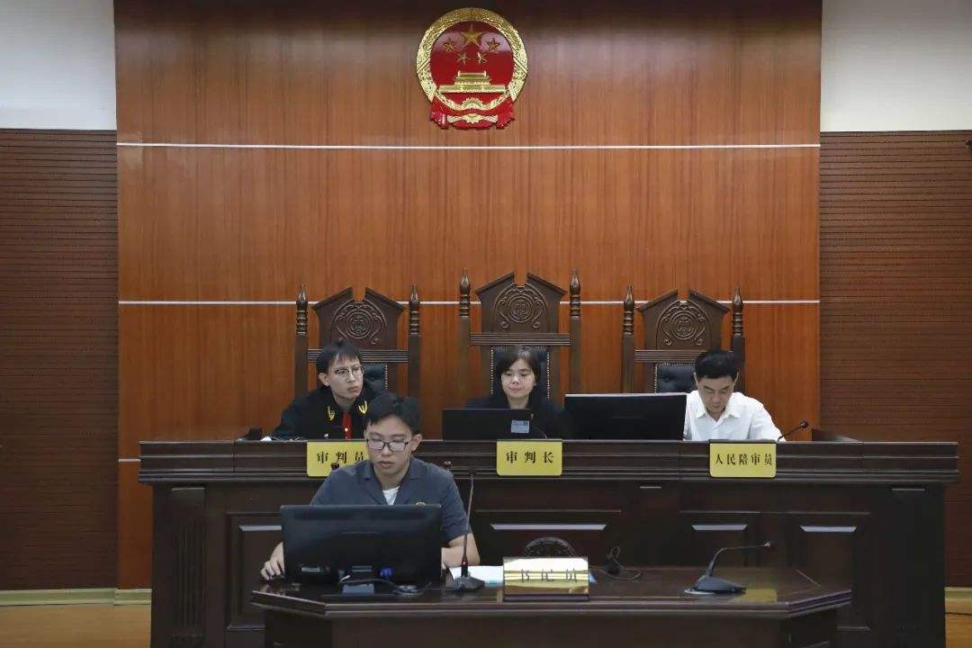 男子骑电动车高速逆行被撞身亡，家属起诉索赔38万，如今法院判了