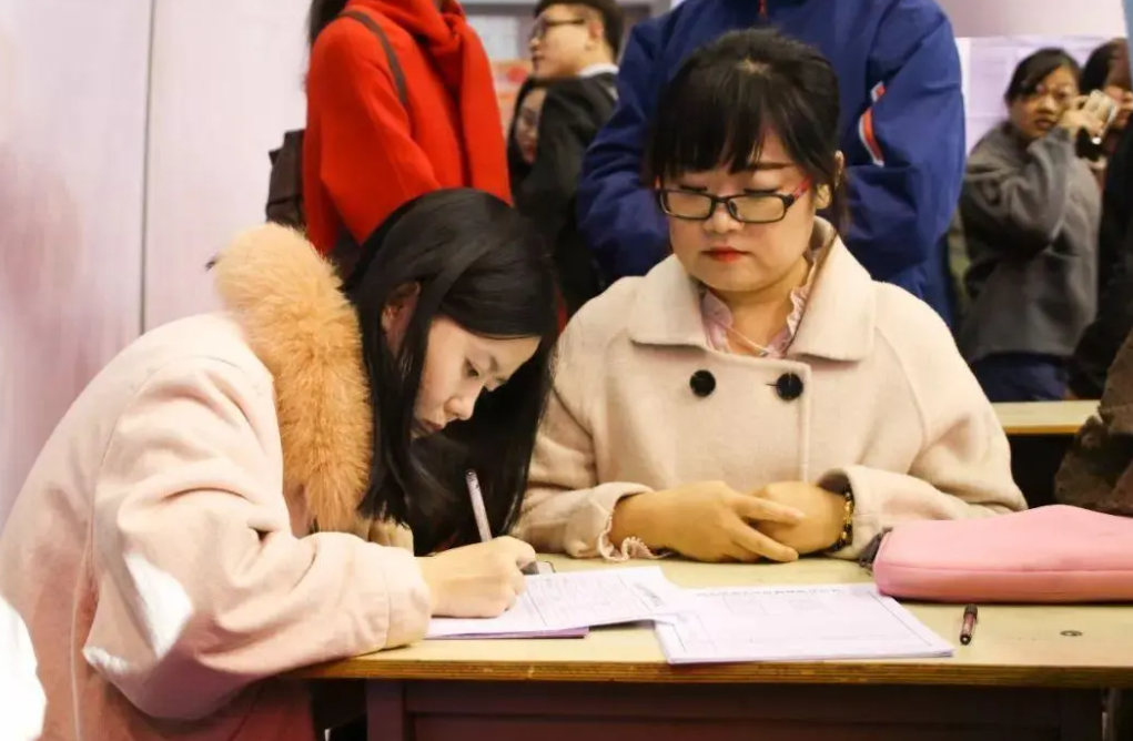 30人编制4000人竞争，今年千万大学生就业困难，毕业生何去何从？