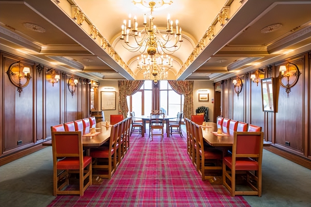 格兰花格：两人打破橱窗偷走价值80多万威士忌