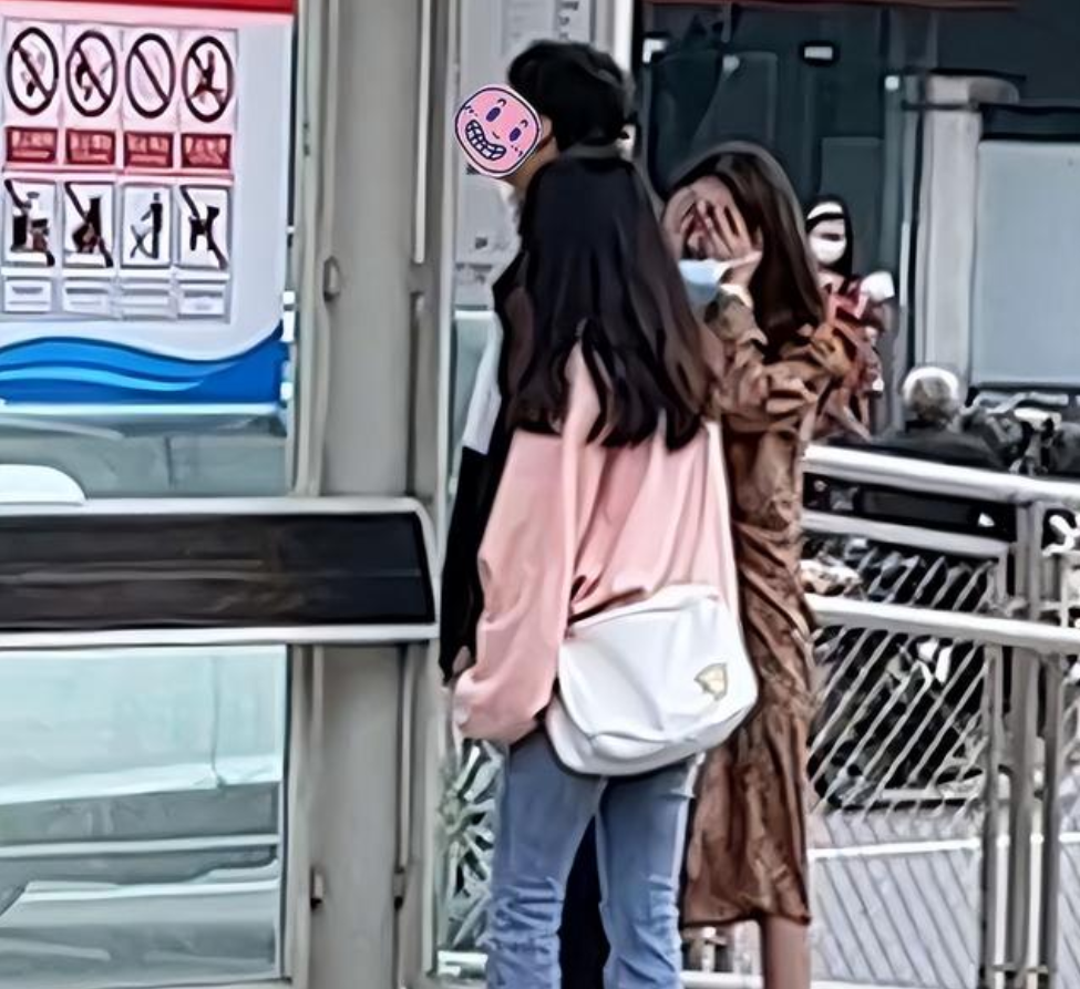 纪实：年轻情侣站牌下拥吻，女生路过驻足观看，情侣尴尬捂脸苦笑