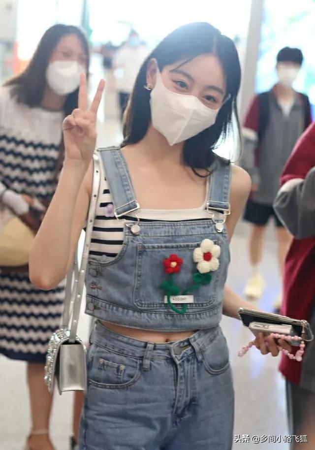 祝绪丹穿条纹背心搭背带裤现身 清新靓丽秀美肌十分养眼