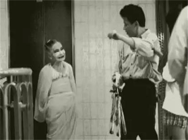 日本烟花女子74岁仍站街，街头60年一直拉客，却备受日本人尊重